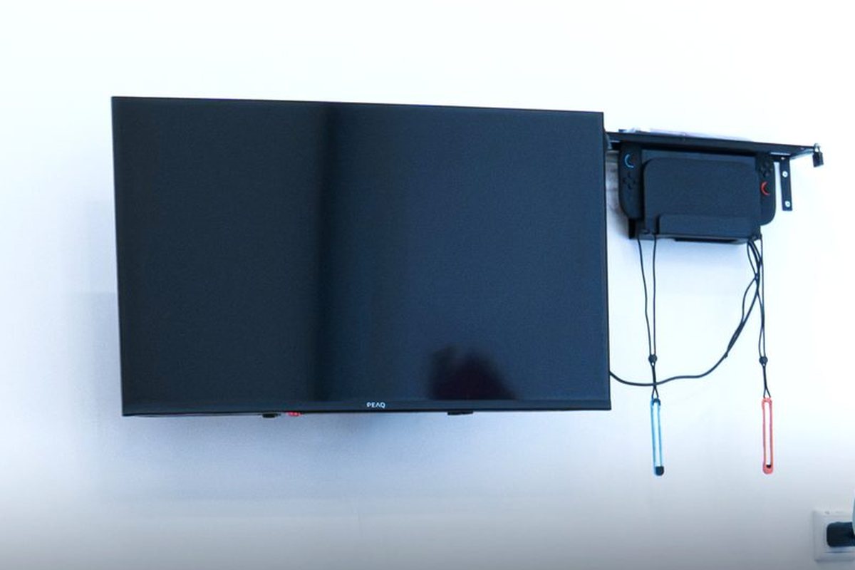 Fernseher und Nintendo Switch mit blauem und rotem Controller im Wartebereich der Praxis